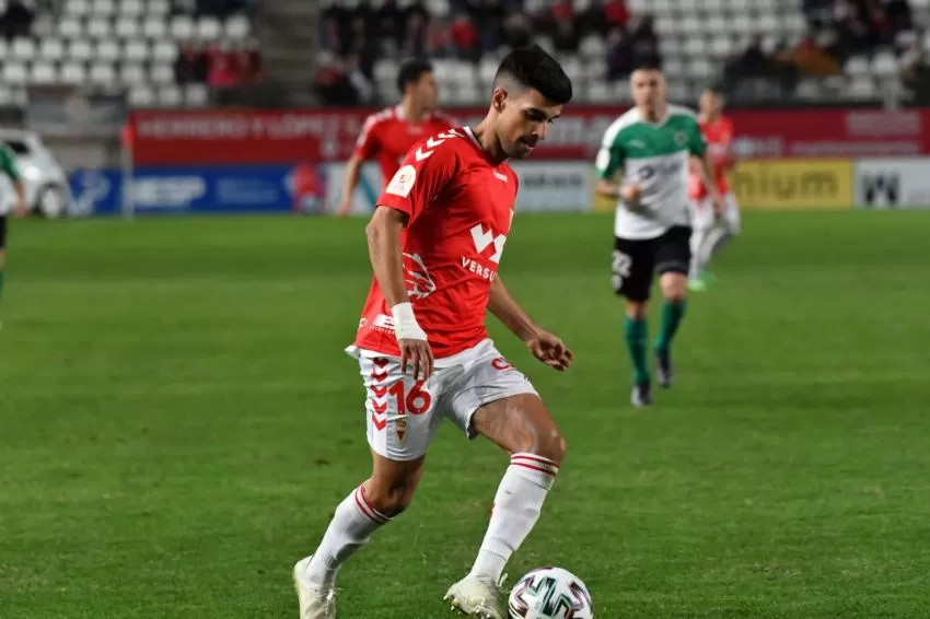 La falta de minutos deja marchar al centrocampista, Andy Escudero, del Real Murcia