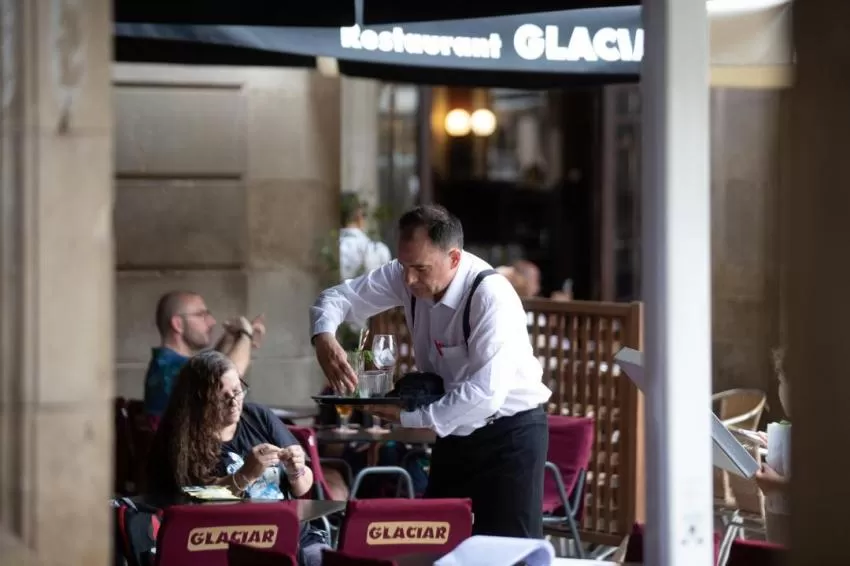 La firma de contratos en la hostelería de la Región sube un 18,8% en el primer semestre del año, según Randstad