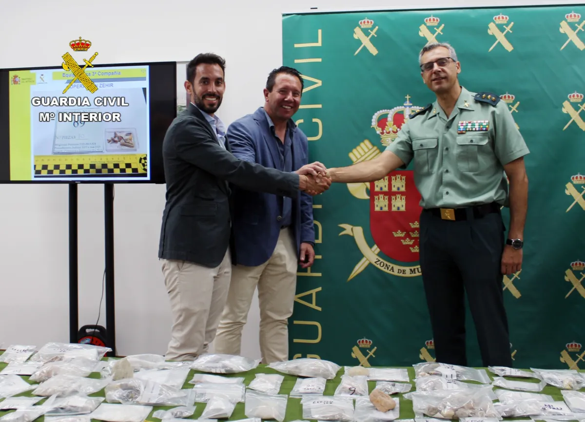 La Guardia Civil entrega cerca de 700 piezas arqueológicas y paleontológicas al Museo Ciudad de Mula