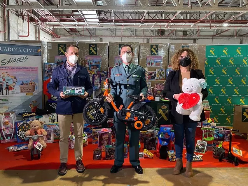 La Guardia Civil entrega los juguetes y material recogidos con la campaña en beneficio de afectados por el volcán