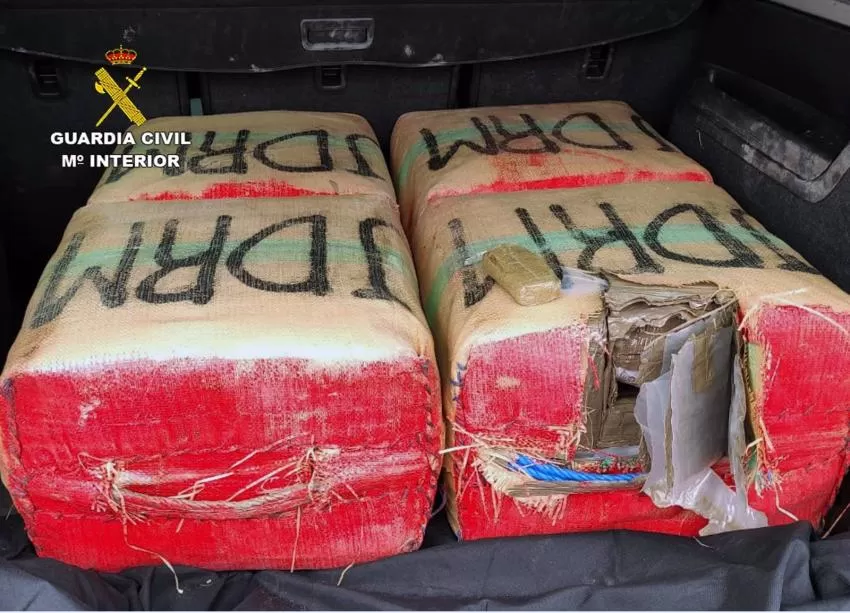 La Guardia Civil intercepta un vehículo que transportaba 135 kilos de hachís por la autovía A-7