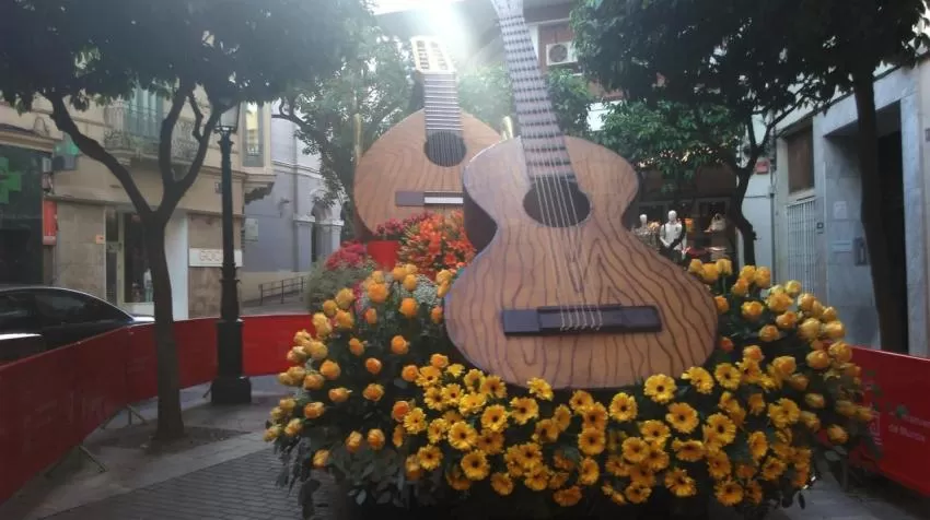 La lluvia obliga a aplazar la exposición y decoración de carrozas de la Batalla de las Flores
