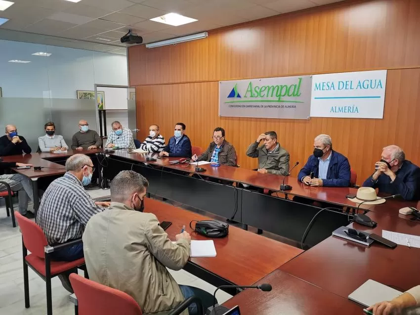 La Mesa del Agua exige al Gobierno que fije por ley en 0,30 euros el precio del agua desalada para riego