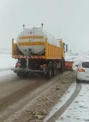 La nieve cierra al tráfico el Collado Bermejo en sierra Espuña y saca las quitanieves en el Noroeste