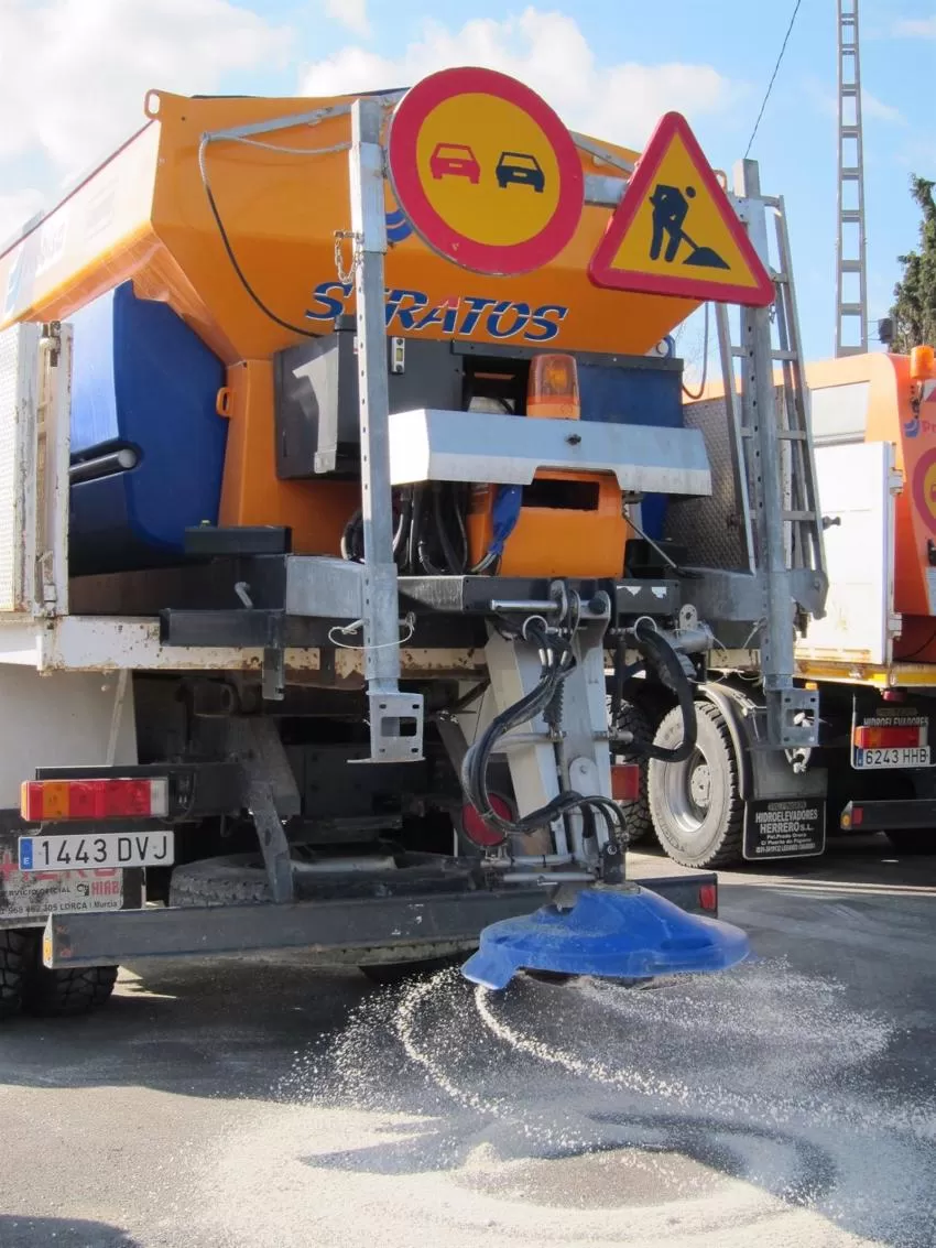 La nieve obliga a cortar los accesos a Sierra Espuña y La Pila y condiciona 6 carreteras del Noroeste