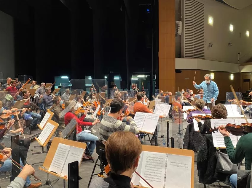 La Orquesta Sinfónica de la Región y Zapata Tenor unen humor y música en un espectáculo festivo y divertido