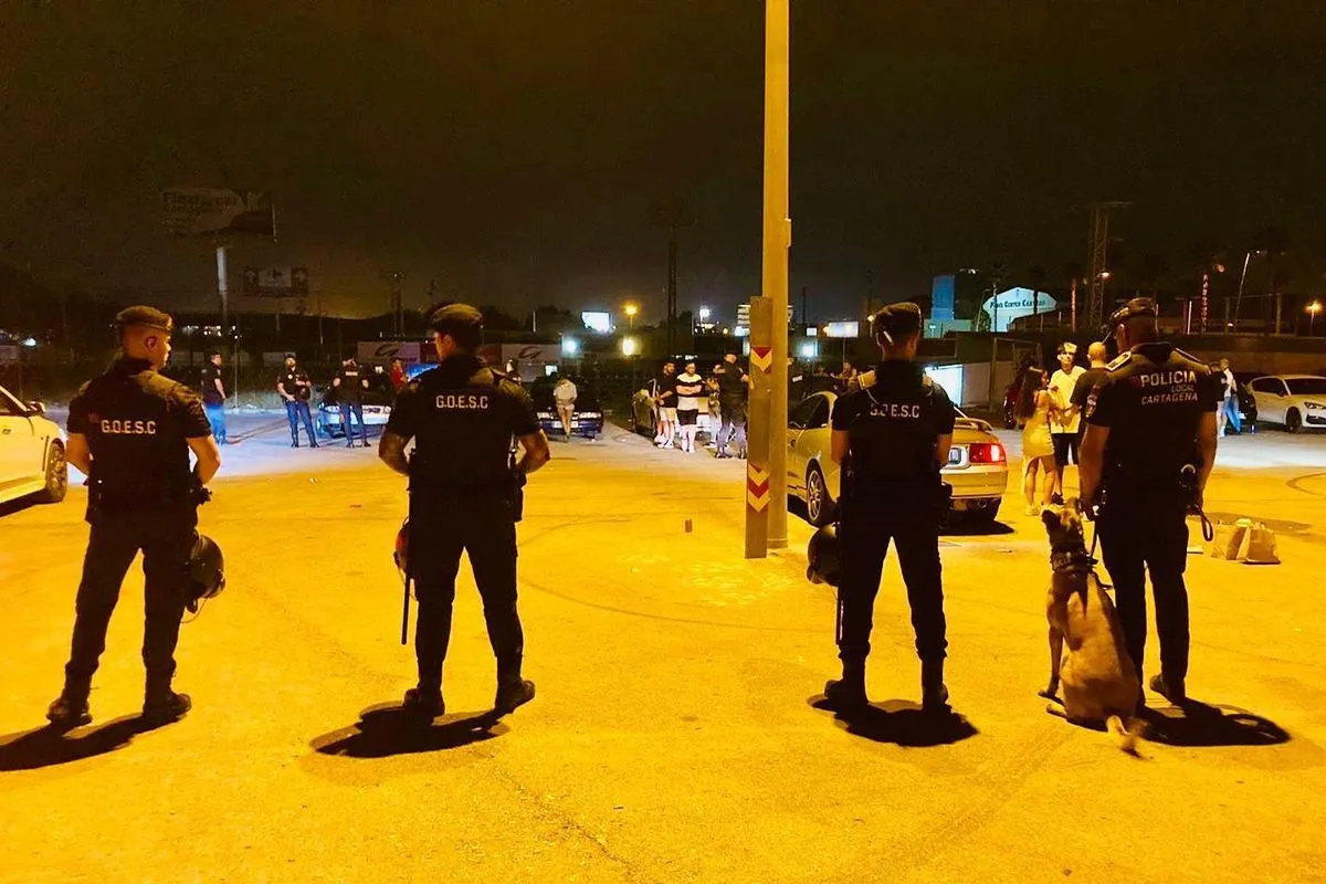 La Policía Local de Cartagena disuelve una concentración ilegal de vehículos en Cabezo Beaza