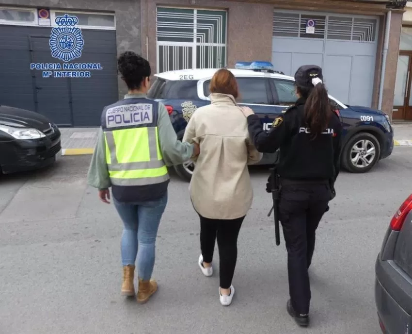 La Policía Nacional detiene a dos personas especializadas en hurtos con "abrazos cariñosos" en Yecla