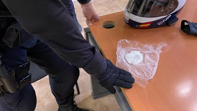 La Policía Nacional detiene a dos personas por posesión de drogas