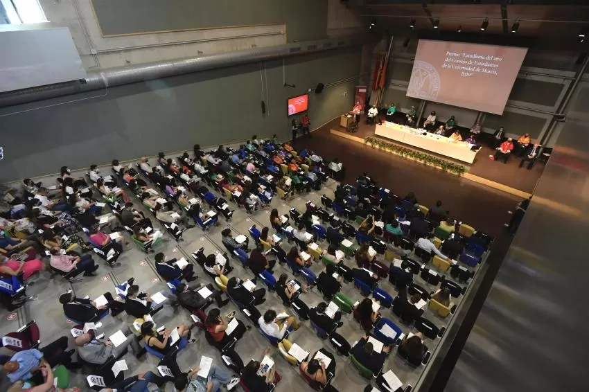 La UMU permitirá la matrícula en los másteres al alumnado que tenga pendiente el TFG y lo apruebe en enero