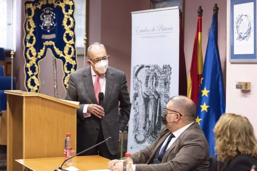 La UMU rinde tributo al profesor Jesús Rivas en su primer simposio internacional dedicado al arte de la plata