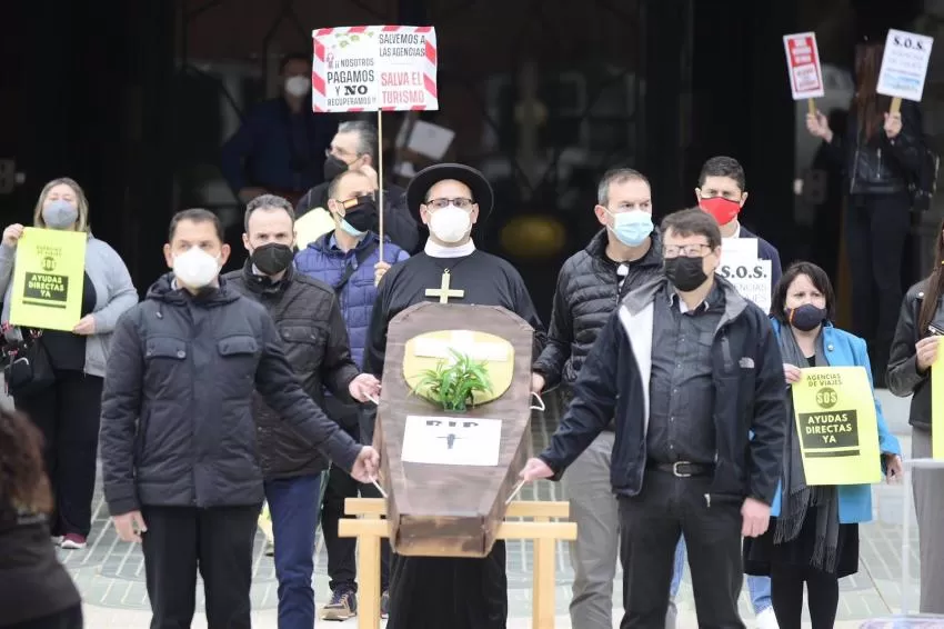 Las agencias de viaje de la Región escenifican 'el entierro' de sus negocios frente a la Asamblea regional