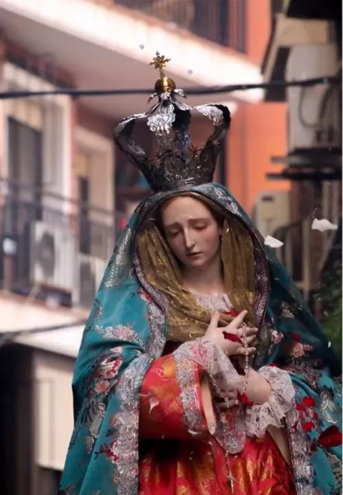 Las 'jóvenes' cofradías de la Fé y la Caridad protagonizan, este sábado, los desfiles pasionales de la ciudad de Murcia