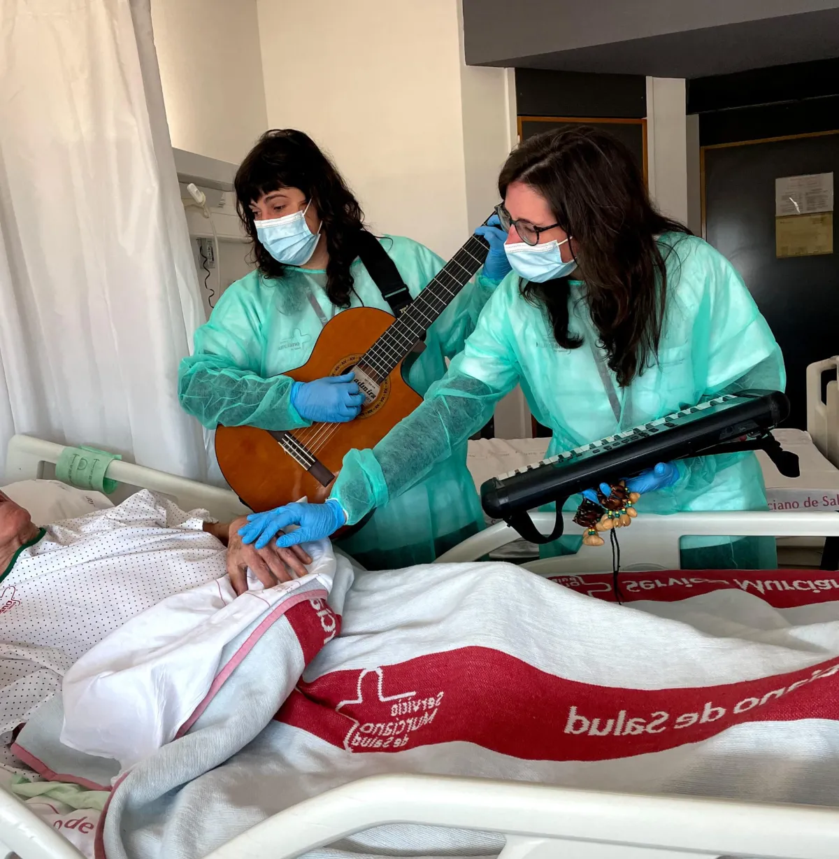 Las sesiones de musicoterapia 'Afinando corazones' de la Arrixaca se amplían a pacientes oncológicos adultos