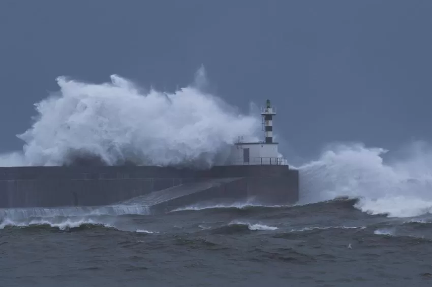 Lluvia, viento y olas ponen mañana en riesgo a 7 provincias mientras las temperaturas bajan en todo el país