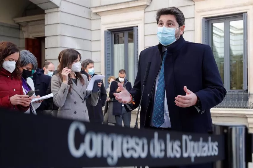 López Miras afirma que su defensa de la vacunación es igual de "contundente" para los murcianos, "sin excepción"