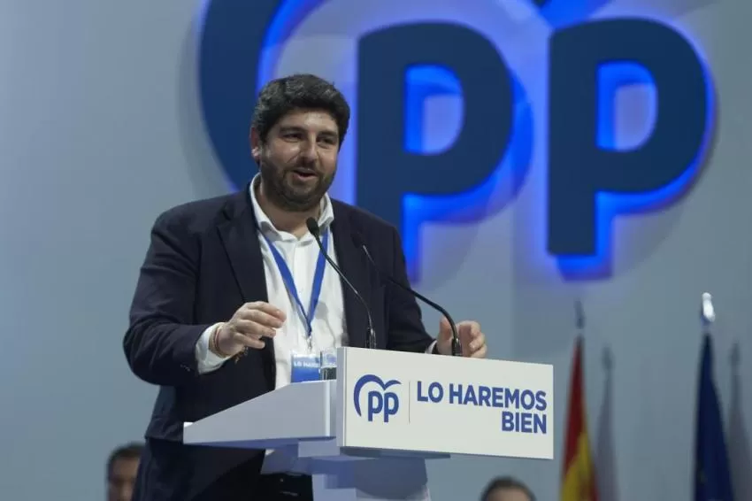 López Miras defiende la honradez de Almeida ante la polémica de las comisiones: "Es un bastión" para el PP