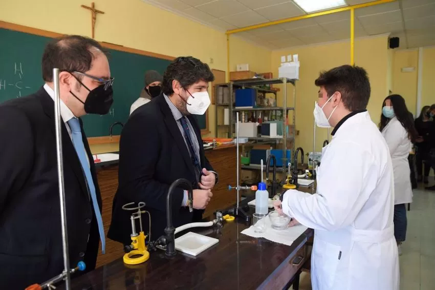 López Miras defiende una educación "basada en la libertad" frente al "adoctrinamiento"