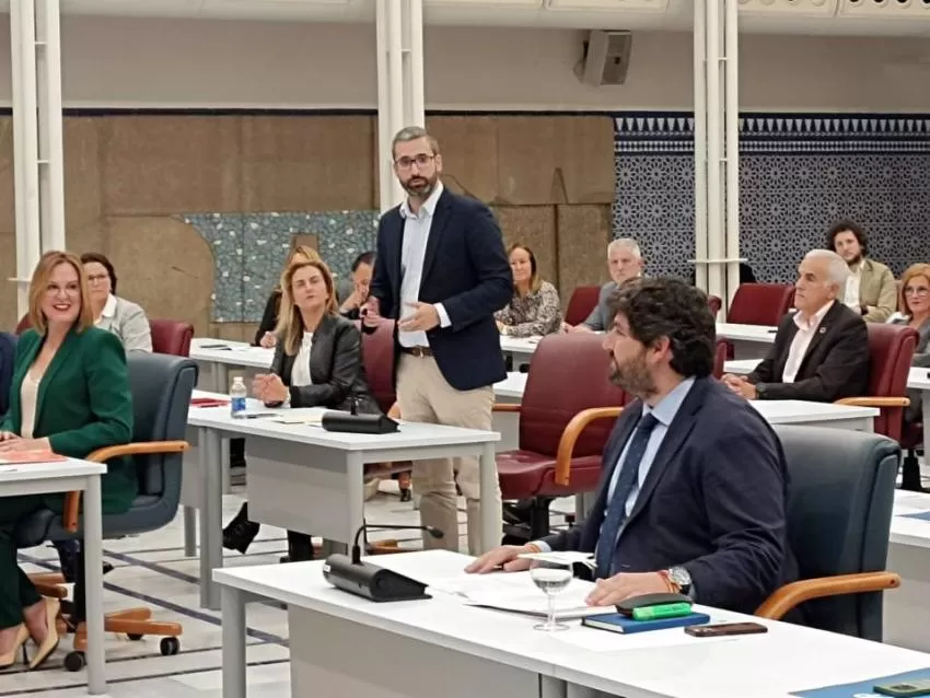 López Miras, dispuesto a hablar con Vélez sobre el Presupuesto si "antepone los intereses de la Región" a los del PSOE