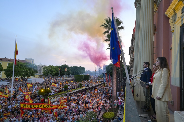 López Miras destaca en Murcia el apoyo a Ceuta y defiende la unidad de España frente al abandono del Gobierno.