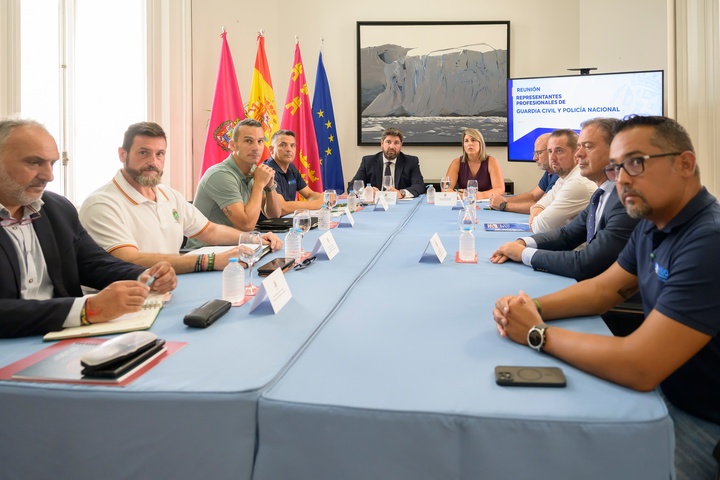 López Miras pide al Gobierno utilizar todos los recursos posibles, incluidos militares, para controlar las costas murcianas.