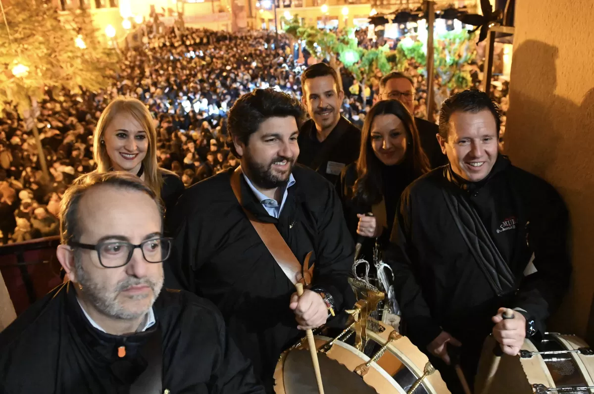 López Miras muestra el apoyo del Gobierno regional a los Tambores de Mula, “uno de nuestros mayores atractivos turísticos”