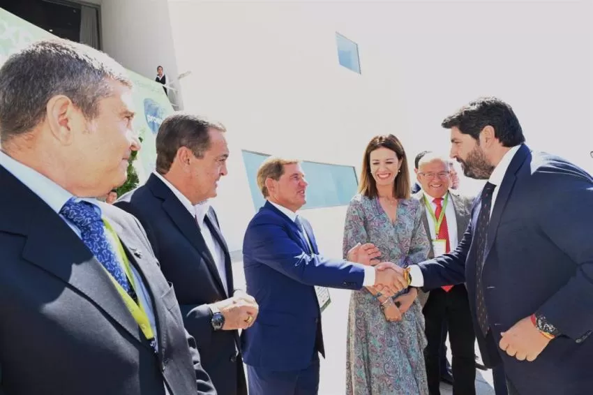 López Miras pide "decisiones estructurales" para que sea "viable" producir y exportar hortalizas ante aumento de costes