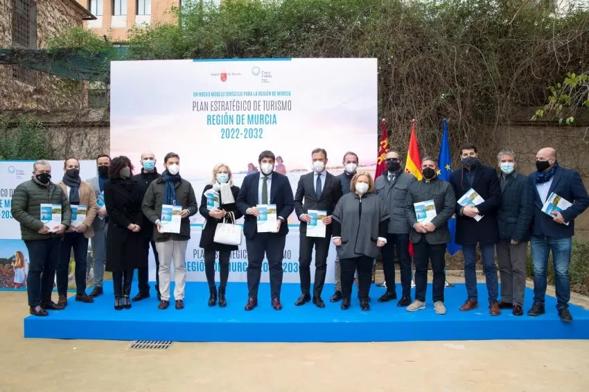 López Miras presenta la Estrategia de Turismo 2022-2032, que prevé la creación de 24.000 empleos