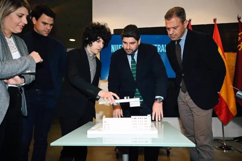 López Miras presenta el proyecto del Cine Central de Cartagena