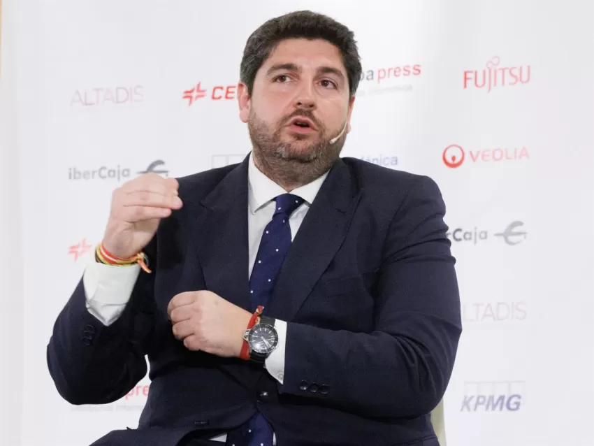 López Miras saca pecho de su gestión del agua y critica a Sánchez por el recorte del trasvase Tajo-Segura