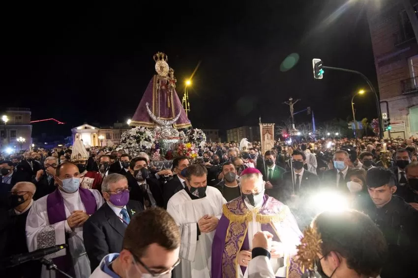 López Miras se une a la petición a la Fuensanta por el fin de la pandemia, la paz en Ucrania y la lluvia para la Región