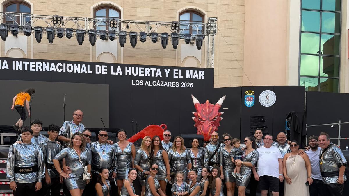 Los Alcázares cierra la Semana de la Huerta y el Mar con un vibrante pasacalles y una gran sardinada popular.