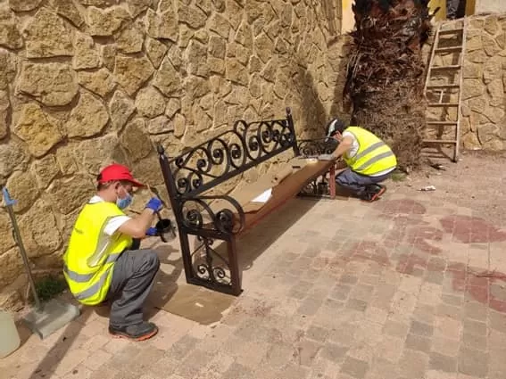 Los alumnos del 'Proyecto Sumamos' mejoran las calles y plazas de Lorca a través del curso de 'Pintura Decorativa'