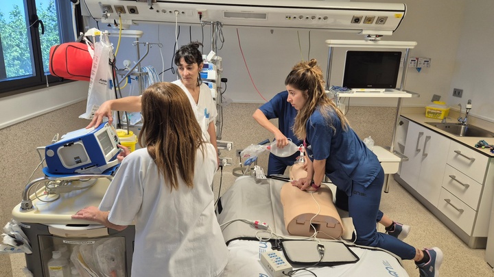 Los Arcos forma a cerca de 800 profesionales del hospital para actuar en los primeros minutos de una parada cardiorrespiratoria