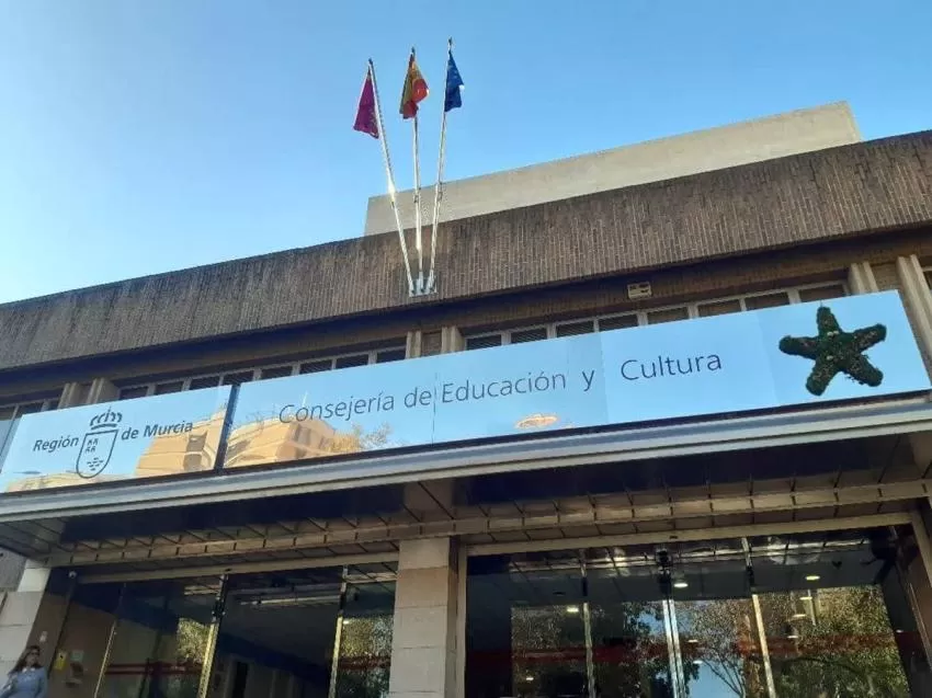 Los docentes de Religión consiguen que la Consejería se "rasque el bolsillo"