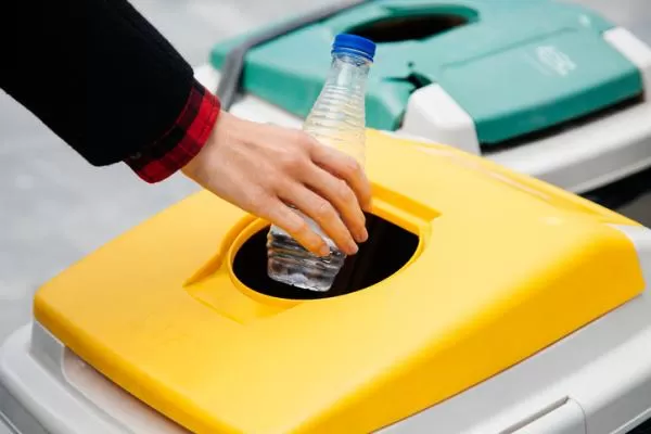 Los murcianos reciclan casi 11.000 kilos de latas, tetrabriks y envases de plástico con el 'Ecocine'