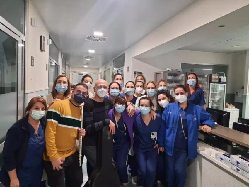 Los pacientes de la UCI del hospital Santa Lucía disfrutan de una sesión de musicoterapia