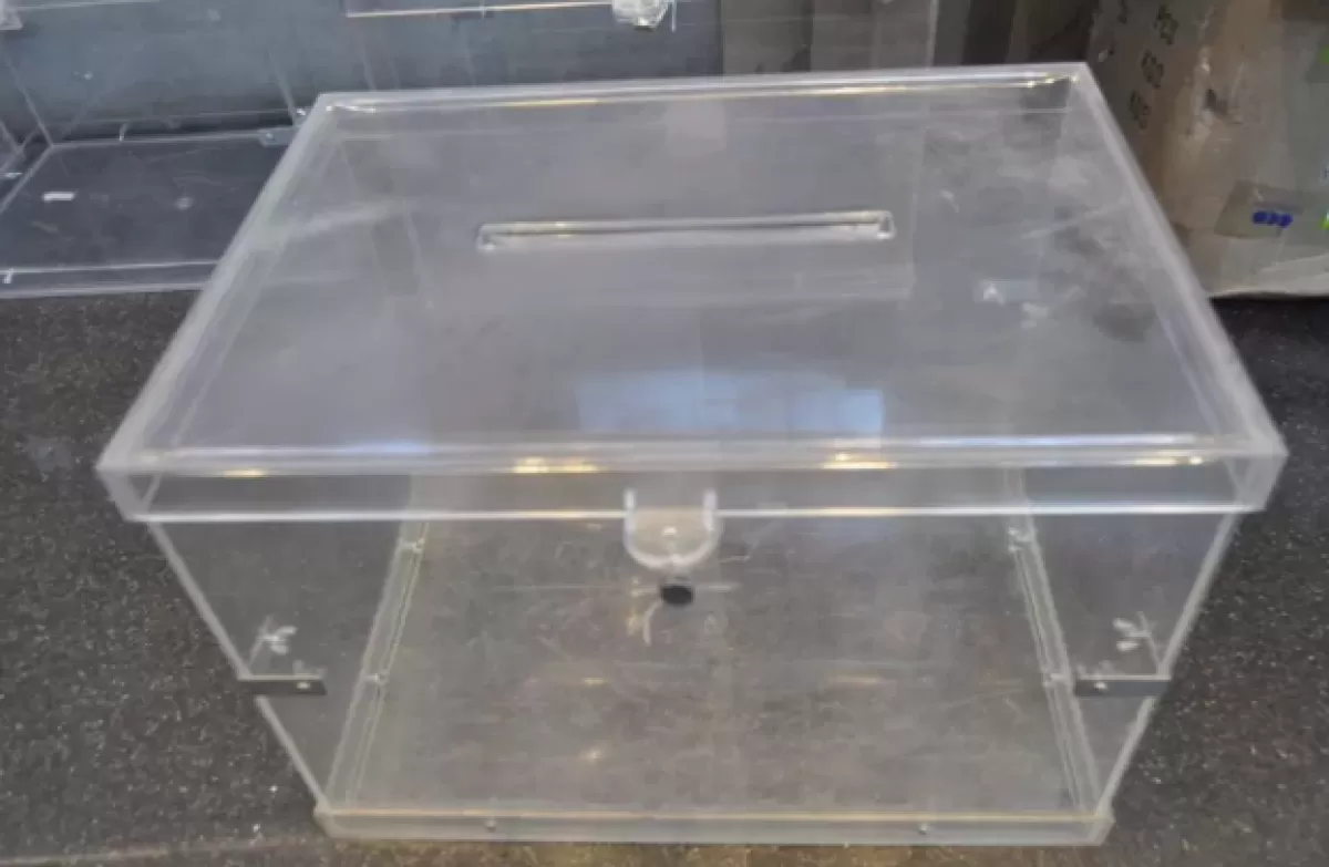 Los partidos políticos eligen Murcia para la pegada de carteles que da inicio a la campaña electoral