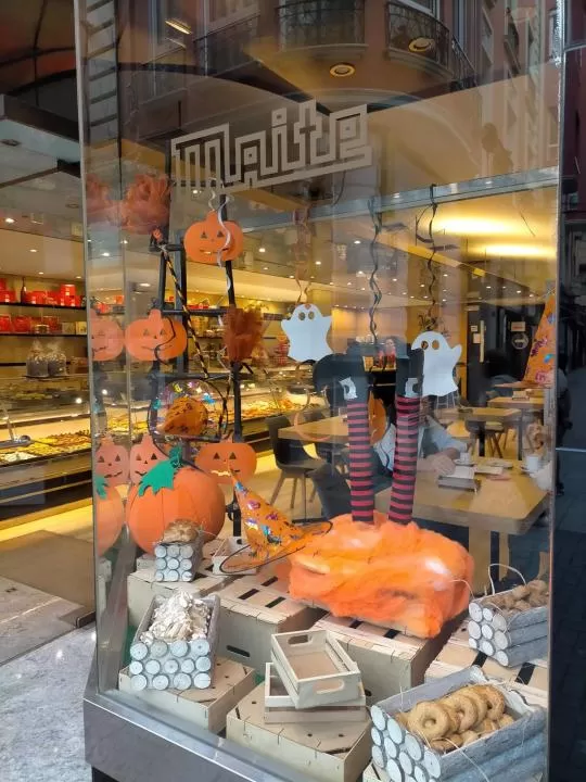 Los productos tradicionales y los relacionados con Halloween comparten protagonismo en las pastelerías artesanas
