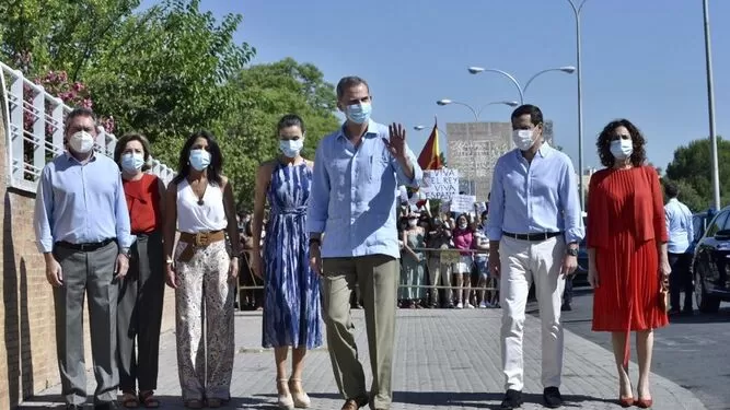 Los reyes Felipe y Letizia visitan el barrio más pobre de España