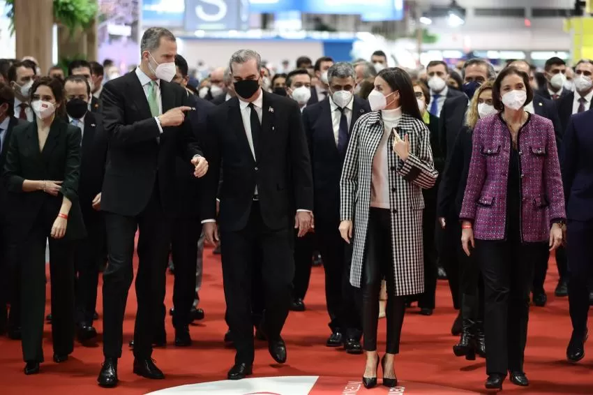 Los Reyes visitan a los responsables de Turismo de las CCAA en la inauguración multitudinaria de la feria