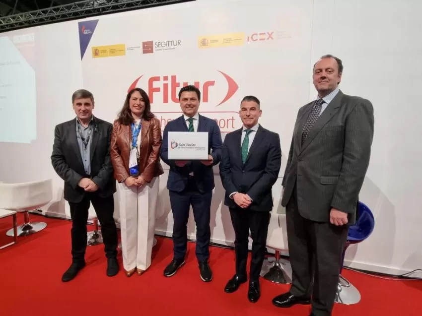 Luengo recibe en Fitur el distintivo de San Javier como Destino Turístico Inteligente