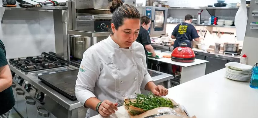 Magoga complementa uno de sus platos con hinojo marino cultivado por la UPCT reutilizando agua y nutrientes