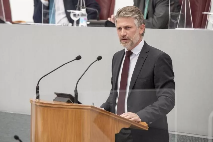 Martínez-Carrasco: "En Murcia hemos construido una educación en libertad frente a una LOMLOE que fomenta la mediocridad"