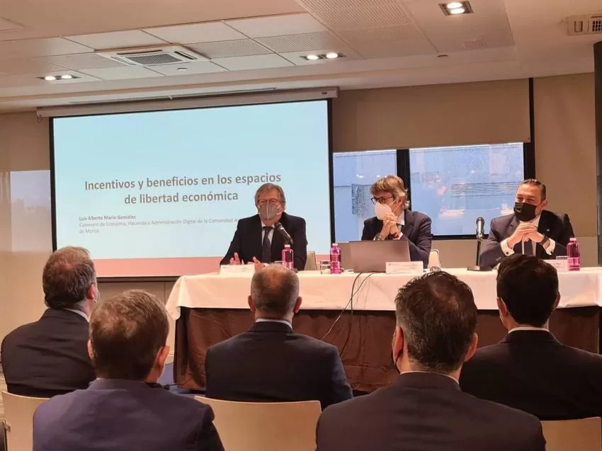 Más de 120 murcianos ya se han beneficiado de la eliminación del impuesto de donaciones para el grupo de parentesco III