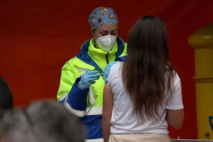 Más de 3.000 personas se vacunan de la primera dosis en los puntos móviles instalados este jueves en la Región