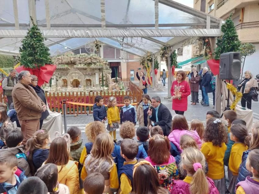 Más de 400 escolares participan en la inauguración del Belén Municipal de Alcantarilla