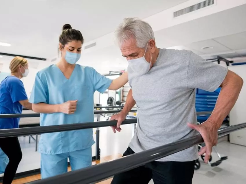 Más de 500 personas esperan a ser atendidos por un fisioterapeuta en los hospitales de la Región, según SATSE