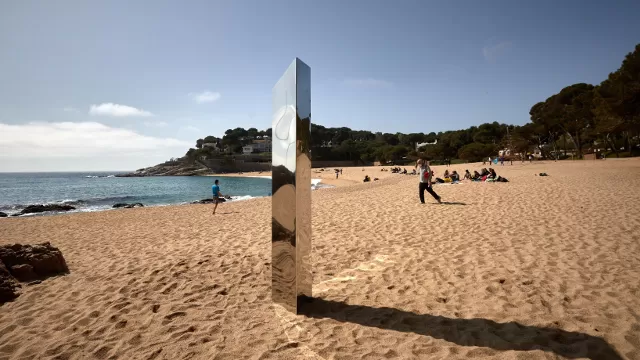 Aparece el quinto monolito en la Costa Brava