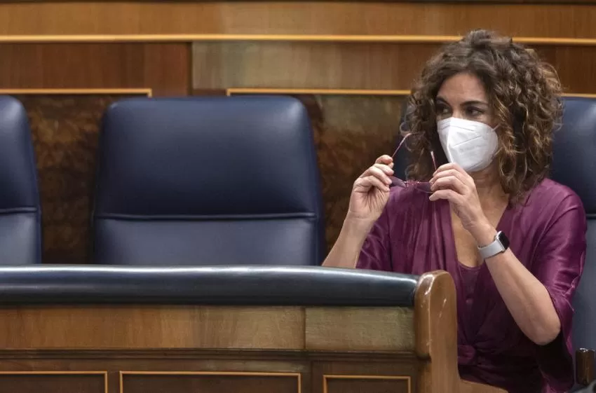 Montero adelanta que el mínimo del 15% del Impuesto sobre Sociedades no se aplicará en Canarias